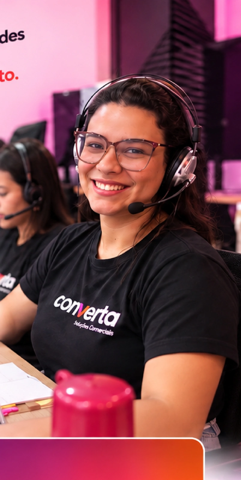Consultora da Converta em atendimento com headset